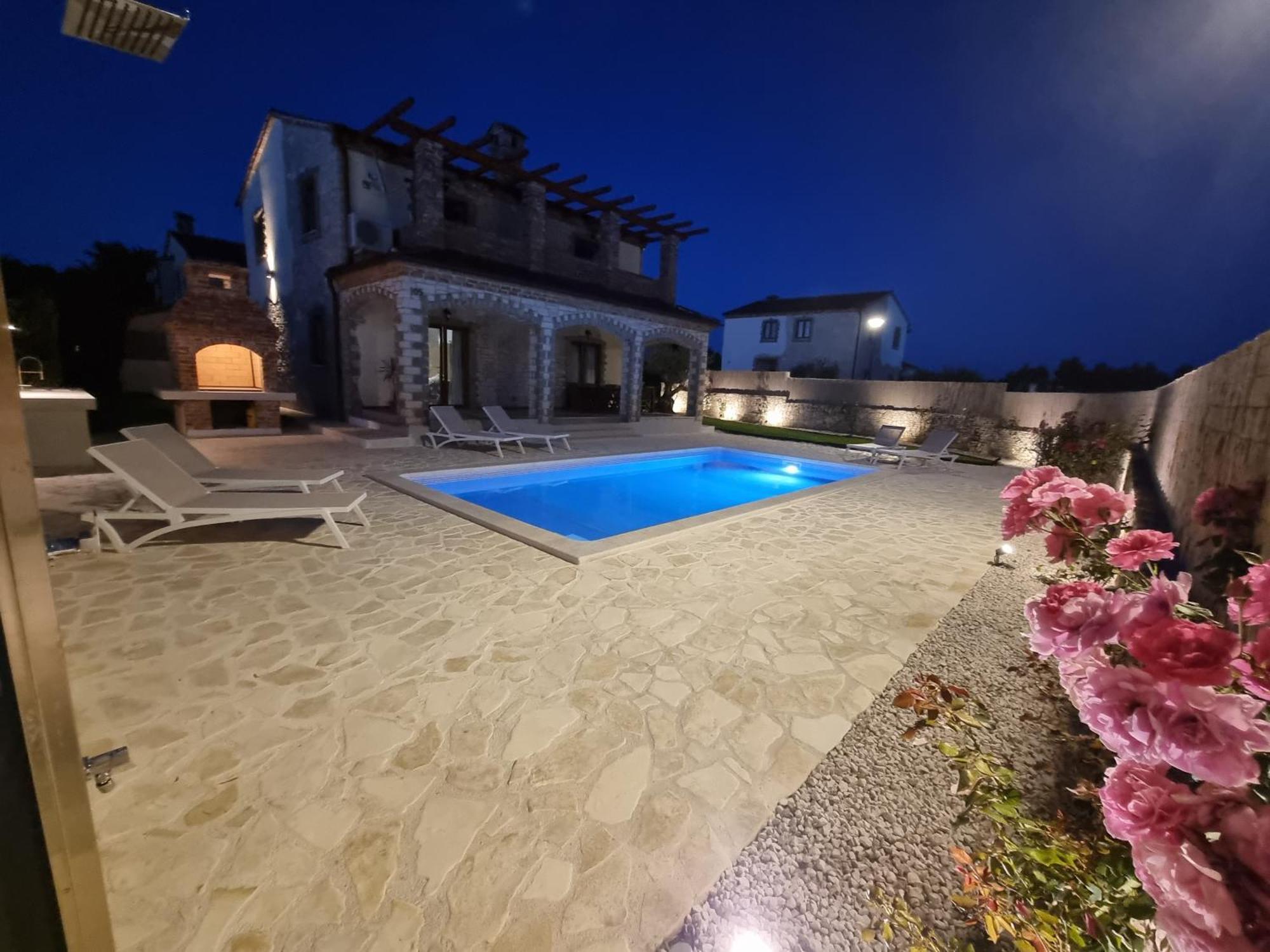 Villa Brioni With Pool By Rentistra Cabrunici Exterior photo