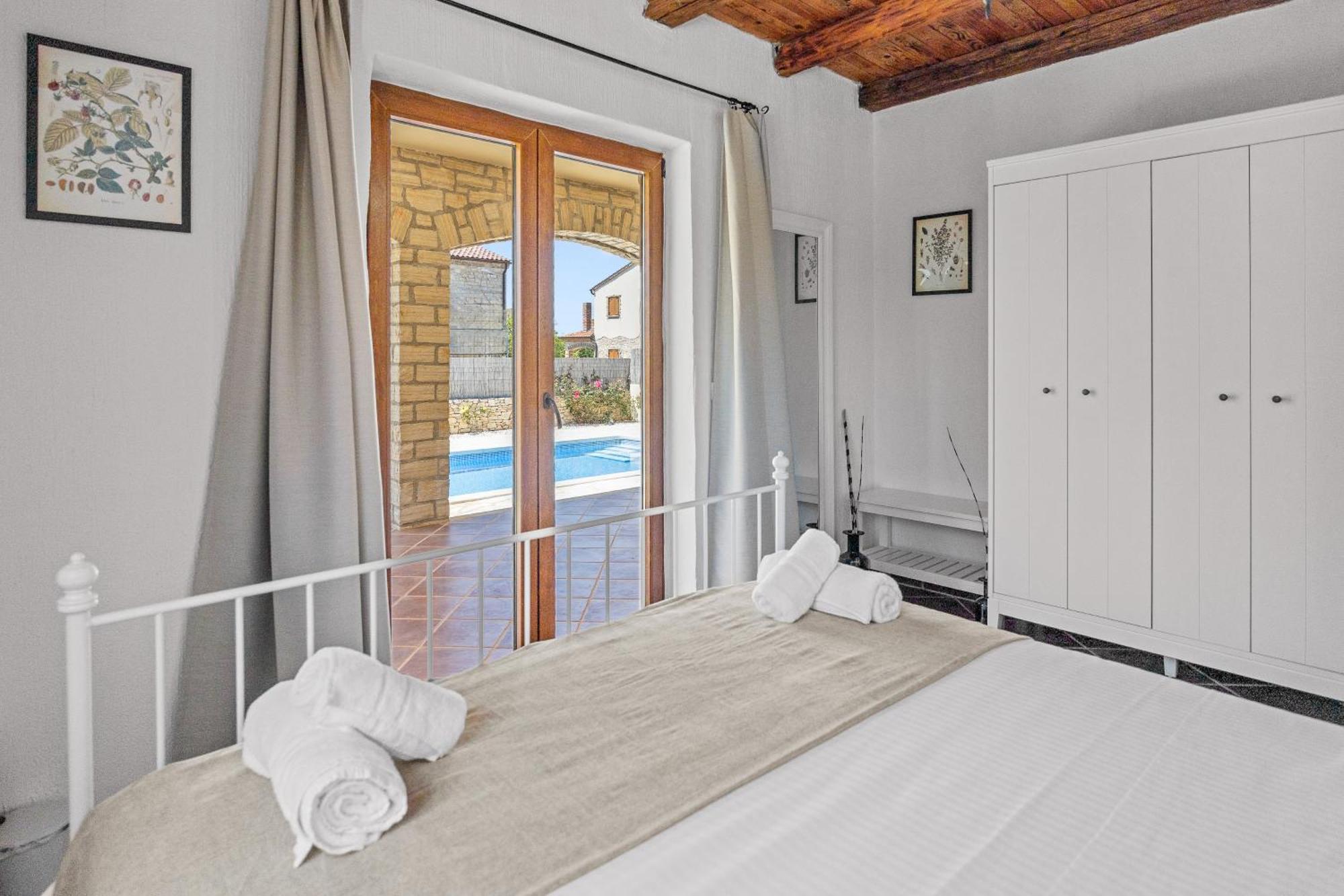 Villa Brioni With Pool By Rentistra Cabrunici Exterior photo
