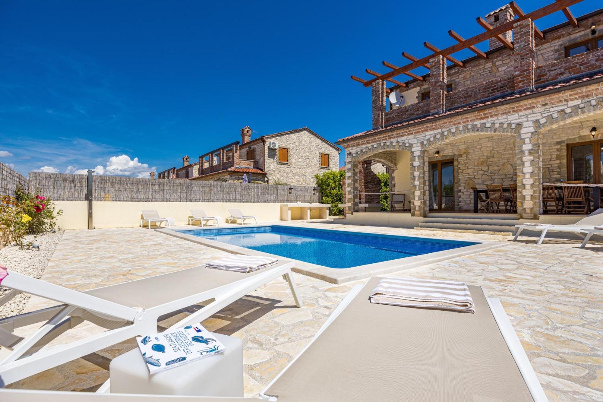Villa Brioni With Pool By Rentistra Cabrunici Exterior photo