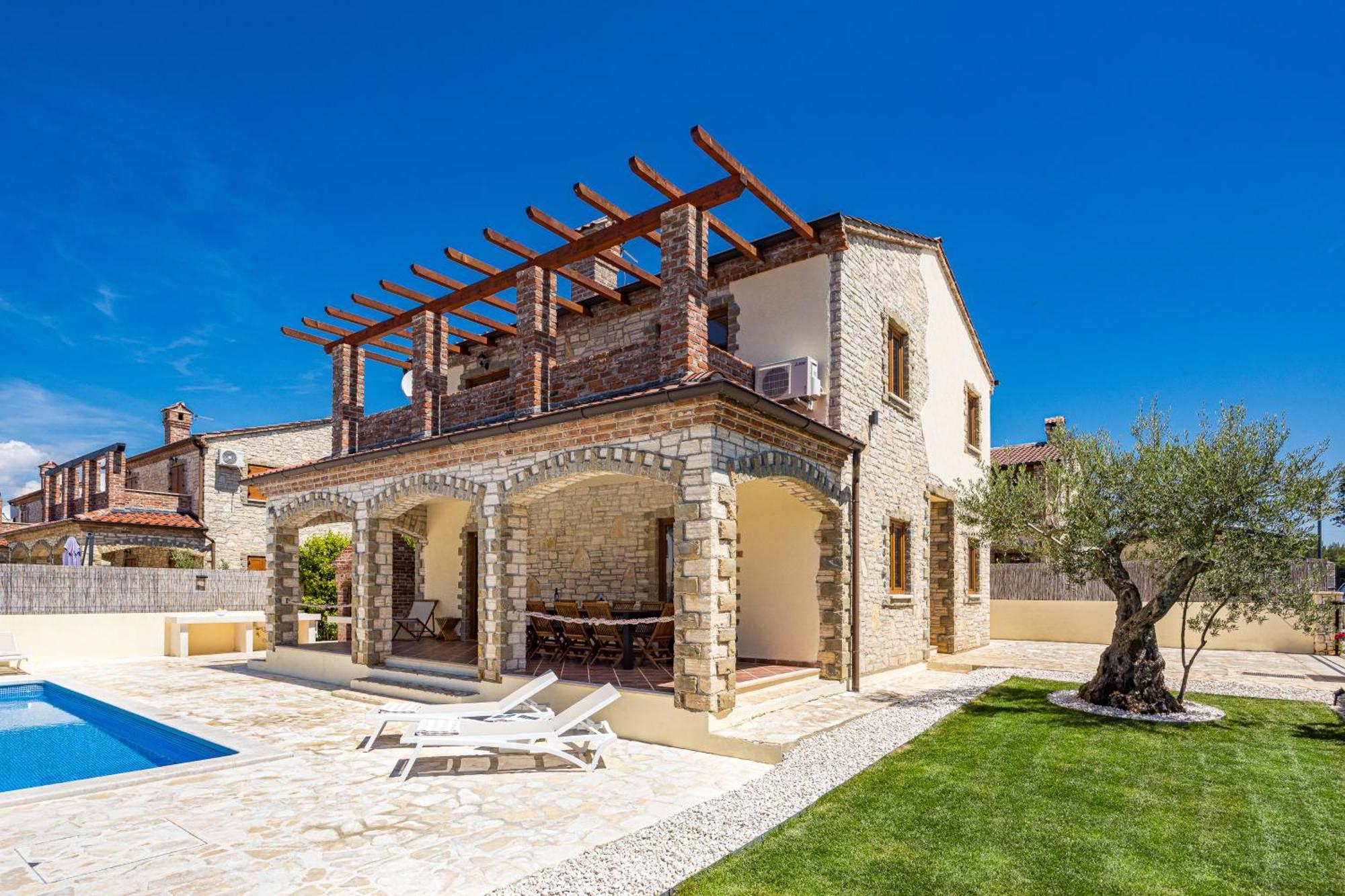 Villa Brioni With Pool By Rentistra Cabrunici Exterior photo