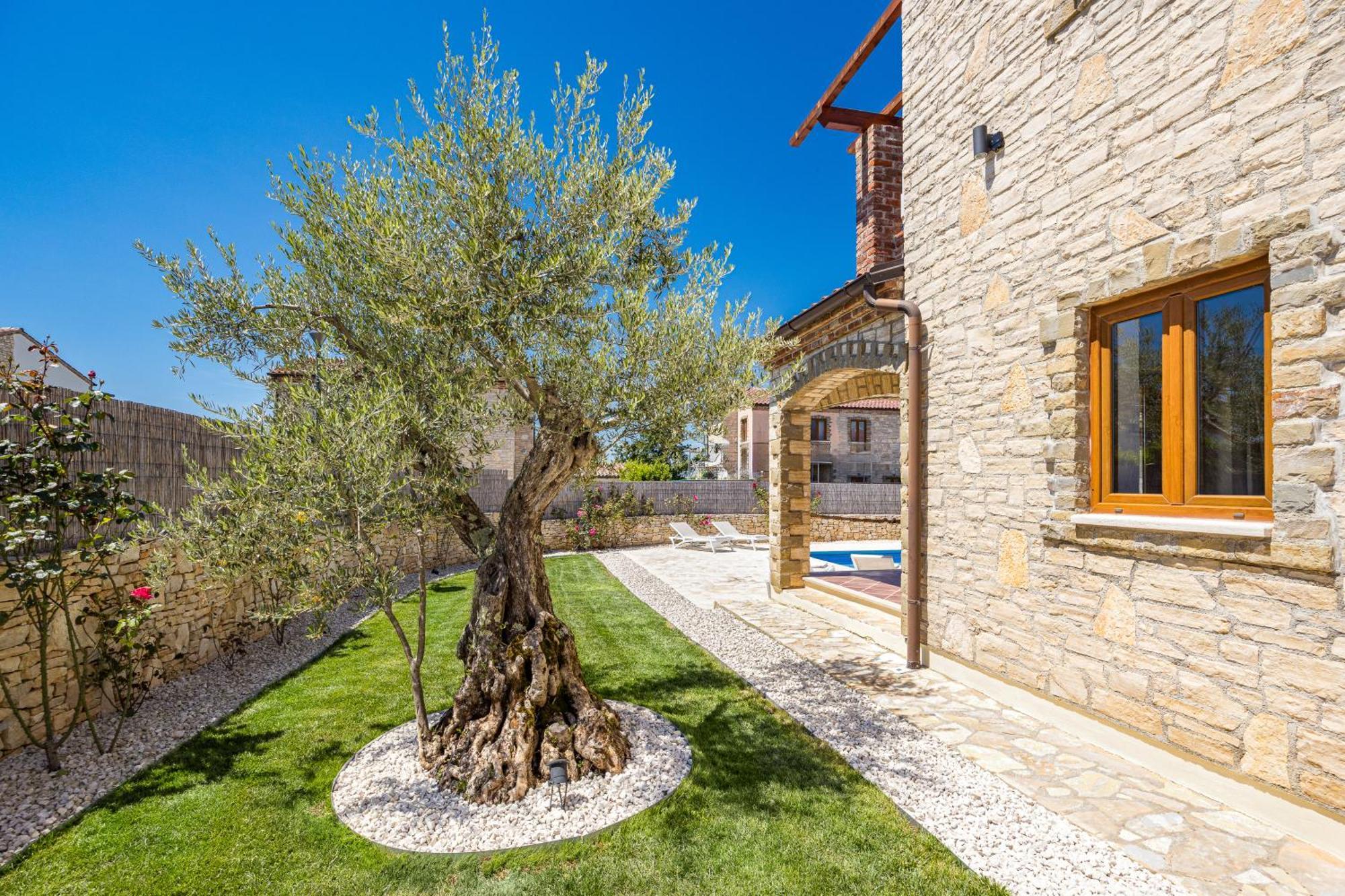 Villa Brioni With Pool By Rentistra Cabrunici Exterior photo