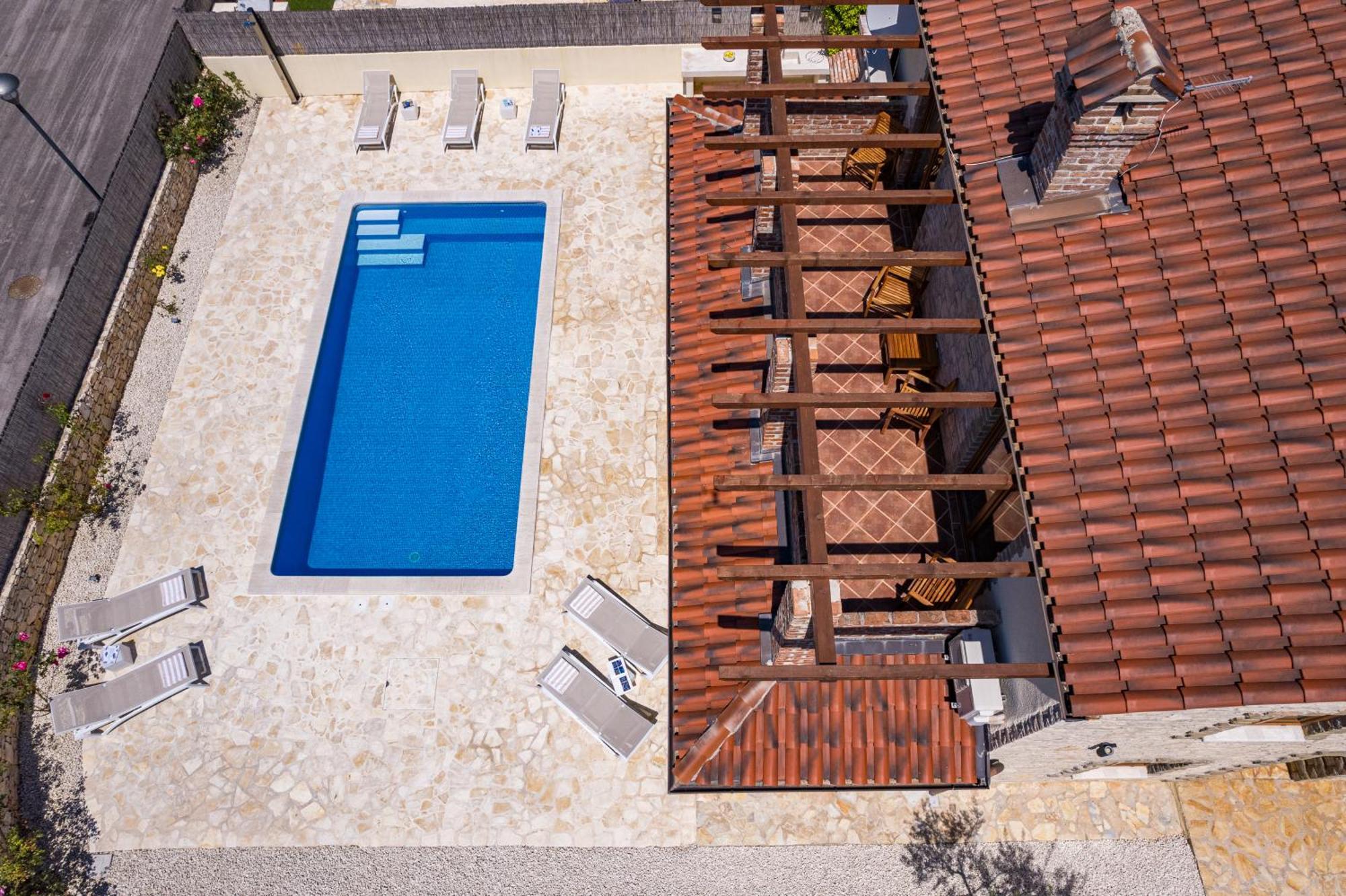Villa Brioni With Pool By Rentistra Cabrunici Exterior photo