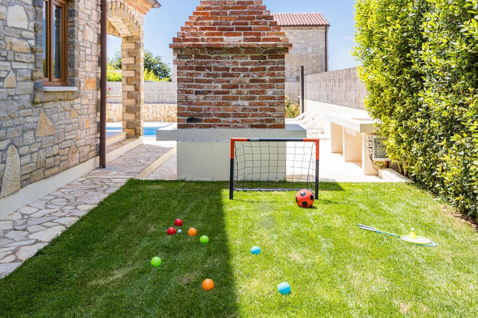 Villa Brioni With Pool By Rentistra Cabrunici Exterior photo